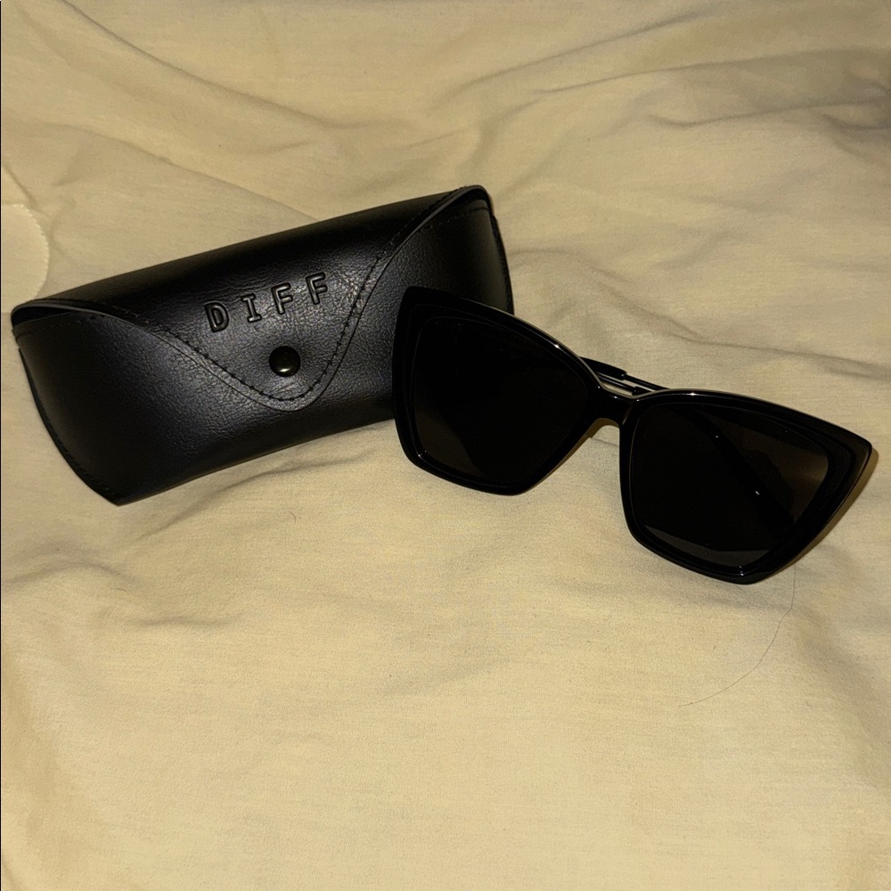 DIFF BECKY II - BLACK + DARK SMOKE POLARIZED SUNGLASSES